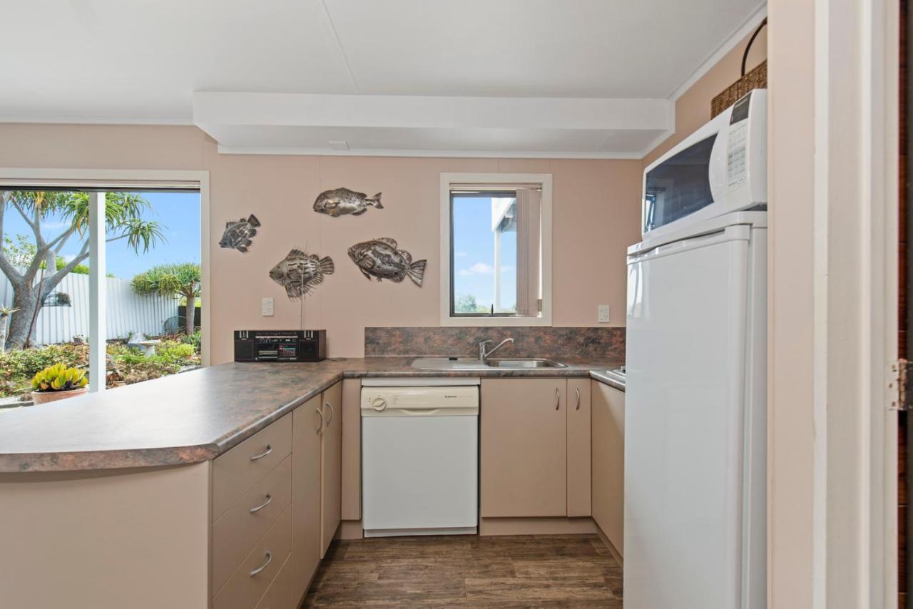 Oceanside Bach - Mount Maunganui Holiday Home Экстерьер фото